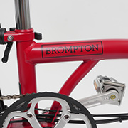 Brompton Faltrad House Red, Abbildung des Logos am Rahmen