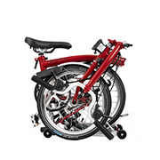 Gefaltetes Brompton Faltrad in House Red vor weißem Hintergrund