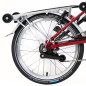 Preview: Das Hinterrad eines roten Brompton Faltrades ist mit Gepäckträger abgelichtet.