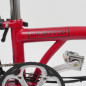 Preview: Das Brompton Logo auf dem Rahmen eines House Red Brompton steht im Fokus.