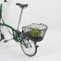 Preview: Der Rixen & Kaul Gepäckträgerkorb KLICKfix Alumino GT in Black ist auf den Gepäckträger eines grünen Brompton Faltrades geklippt, im Korb liegt eine Melone, darunter ein schwarzer Schaumstoffschutz