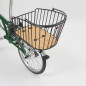 Preview: In Nahaufnahme der Rixen & Kaul Gepäckträgerkorb KLICKfix Alumino GT in schwarz, der auf den Gepäckträger eines grünen Brompton Faltrades geklippt ist