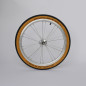 Preview: Ein auf einem Rad aufgezogener Schwalbe Tan Wall Tyre ist als Freisteller auf hellem Hintergrund abgebildet.