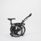 Preview: Faltrad Brompton S6LD Black-Edition Black Lacquer als Freisteller mit eingefaltetem Hinter- und Vorderrad und nach unten gestellten Sattel