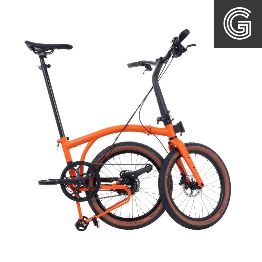 Brompton G Line Adventure Orange Medium. Aufnahme des Faltrades mit gefaltetem Hinterbau. Bild 04.