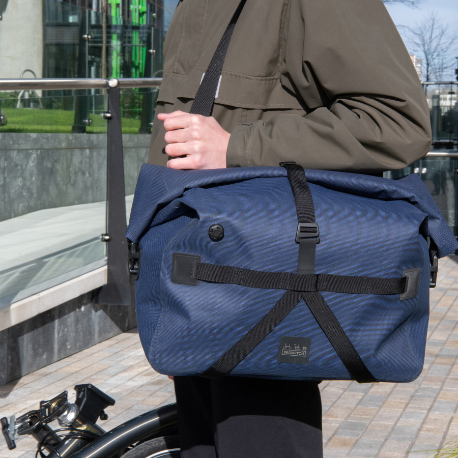Wasserfest Brompton Tasche Borough Roll Top Bag in navy blau, Ansicht 02