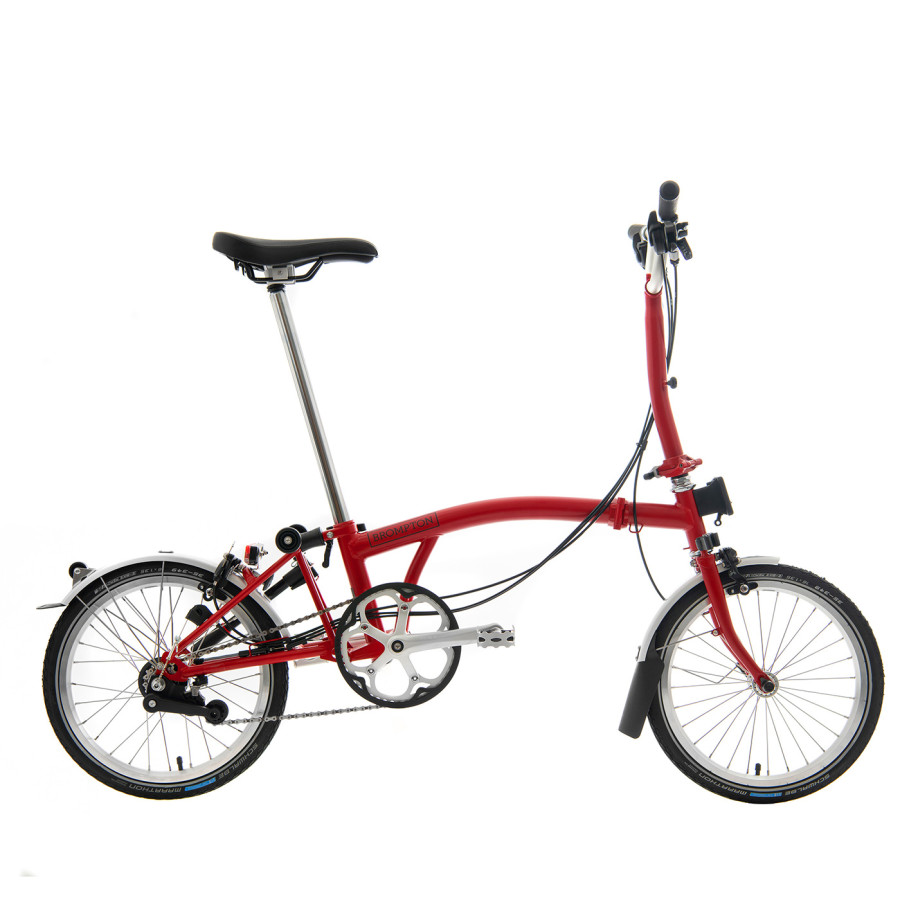 Der Freisteller eines Brompton Faltrades in House Red ist von der Seite vor weißem Hintergrund abgebildet.