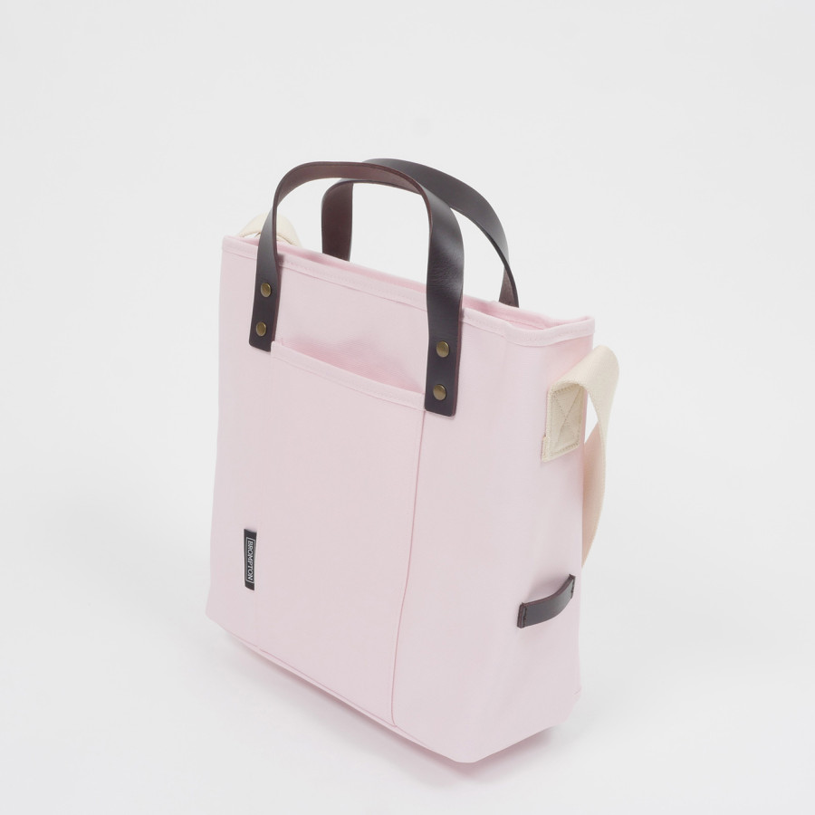 Die Brompton Tote Bag in Rosa ist schräg von vorne auf weißem Hintergrund abgelichtet