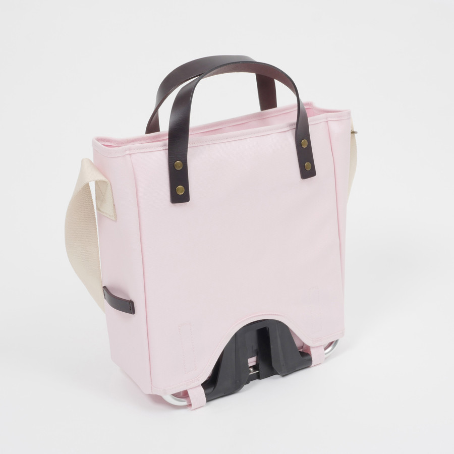 Die Brompton Tote Bag in rosa ist als Freisteller schräg von hinten abgelichtet, der Frame Carrier Block ist deutlich sichtbar