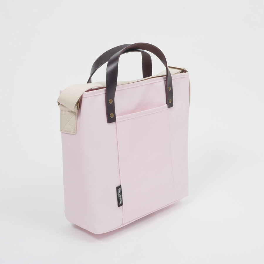 Freisteller einer Brompton Tote Bag in Rosa schräg von vorne