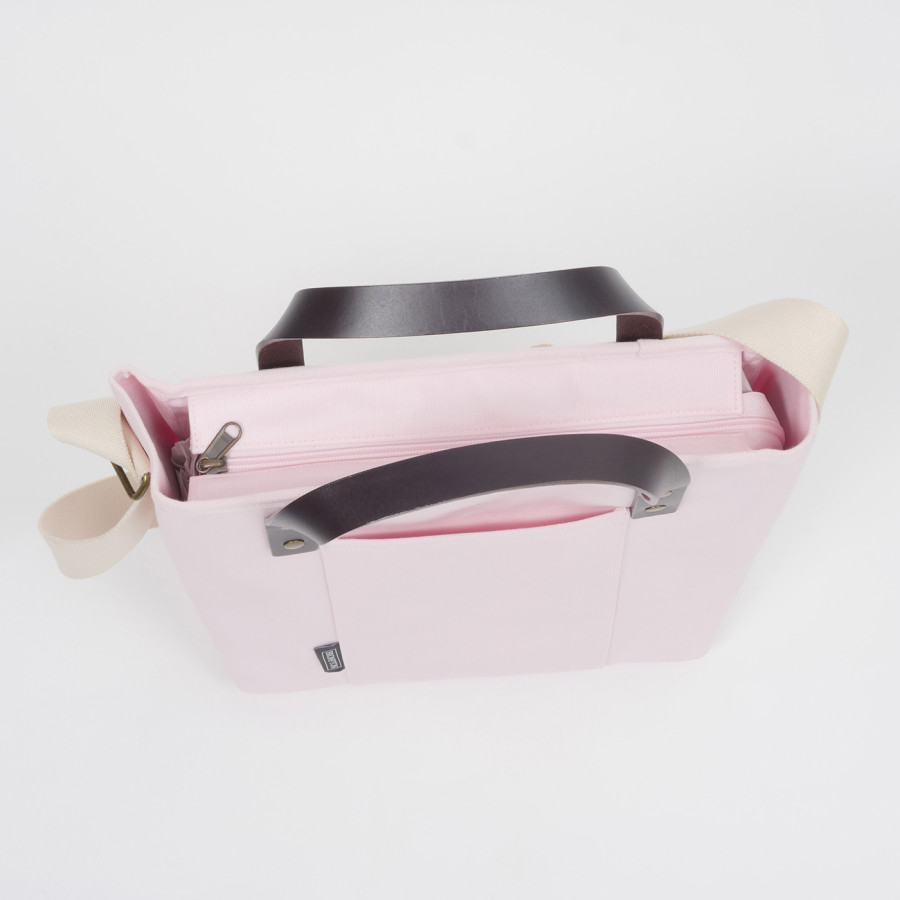 Bild einer Brompton Tote Bag in Rosa von oben, der Reißverschluss ist geschlossen