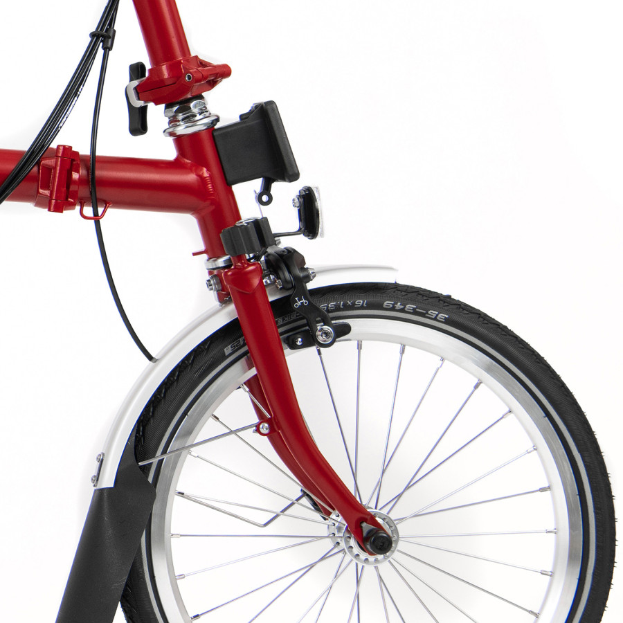 Der Vorbau mit Trägerblock eines roten Brompton Faltrades ist abgelichtet.