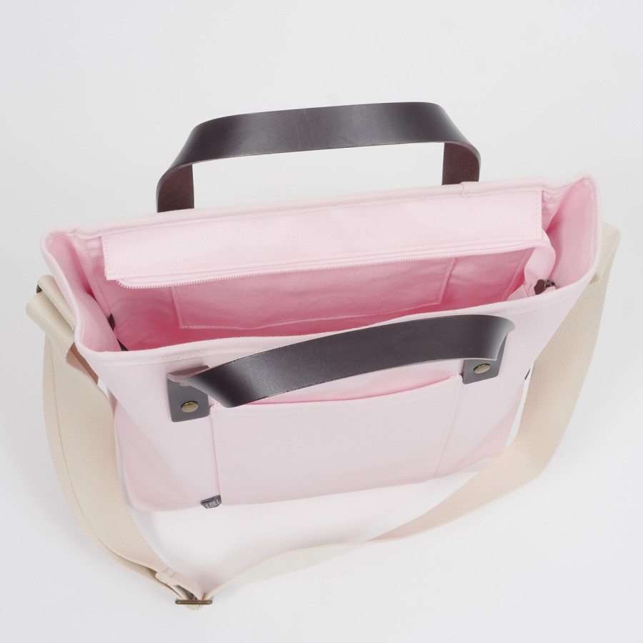 Blick auf eine rosafarbige Tote Bag von Brompton von oben