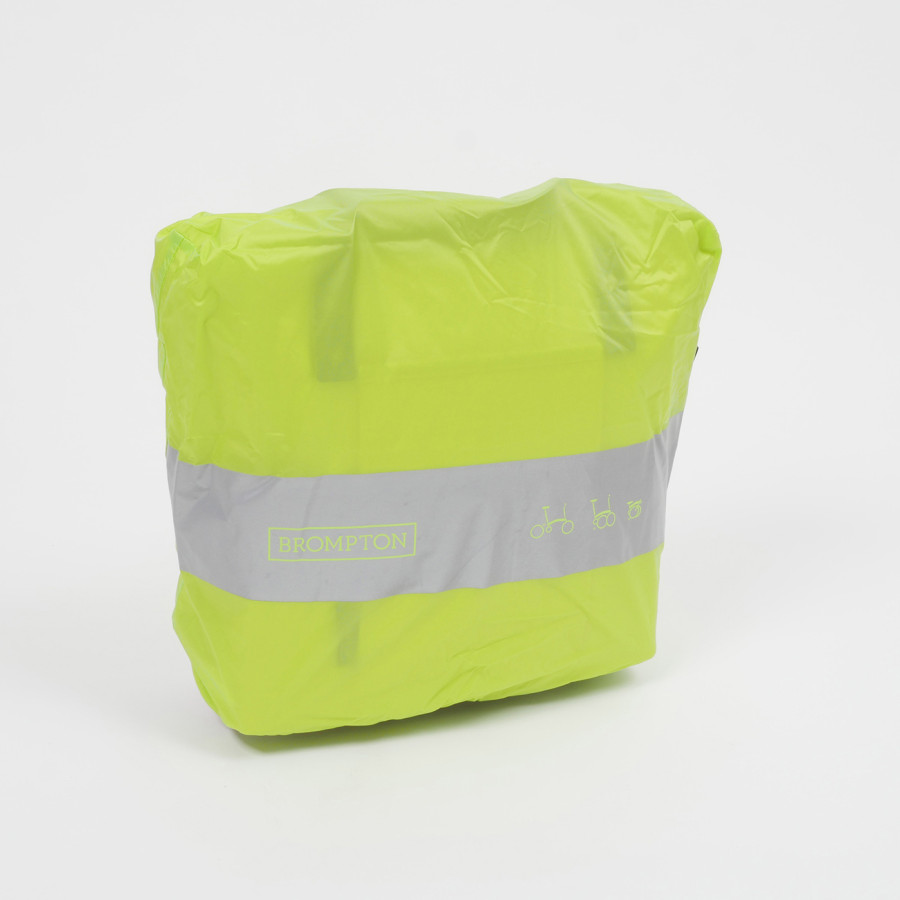 Die Tote Bag von Brompton ist mit einem neonfarbenen Regenschutz mit Reflektorstreifen abgelichtet