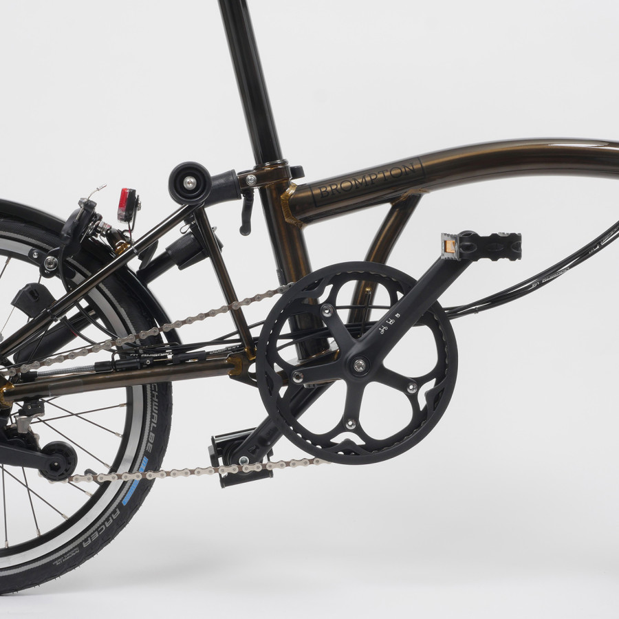 Brompton Faltrad S6LD Black-Edition Black Lacquer, Zoom auf die 170 mm Zahnkranz-Kurbelgarnitur (Spider) mit Brompton Kettenblatt mit 50 Zähnen und die Kette.