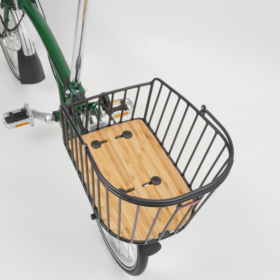Eine Nahaufnahme des Rixen & Kaul Gepäckträgerkorbes KLICKfix Alumino GT in schwarz, der auf den Gepäckträger eines grünen Brompton Faltrades geklippt ist und schräg von oben abgelichtet wurde