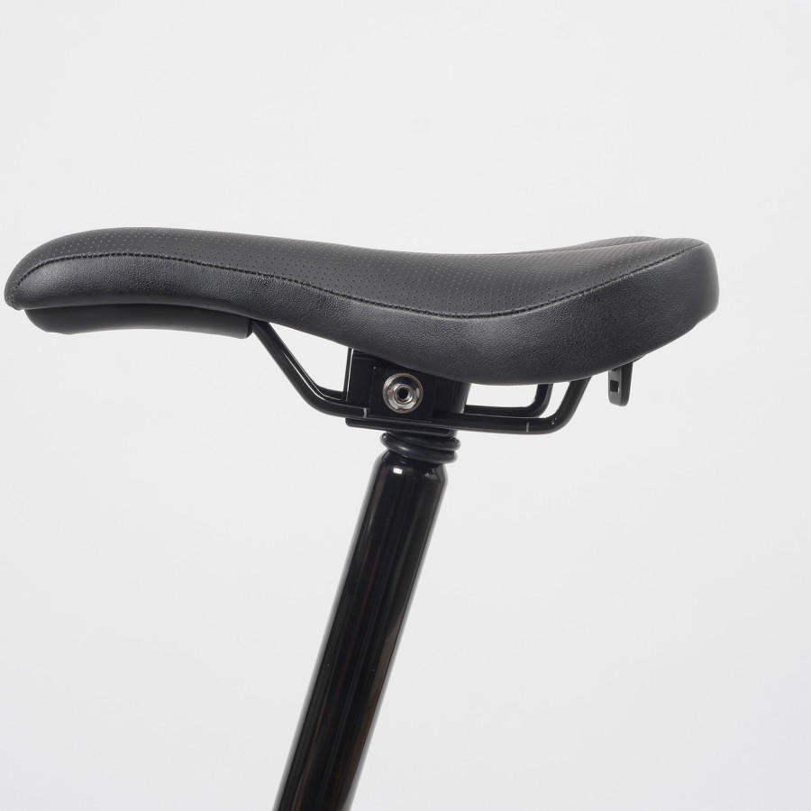 Nahaufnahme eines Brompton Faltradsattels, seitliche Ansicht