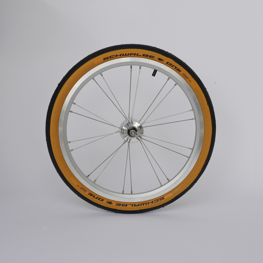 Ein auf einem Rad aufgezogener Schwalbe Tan Wall Tyre ist als Freisteller auf hellem Hintergrund abgebildet.