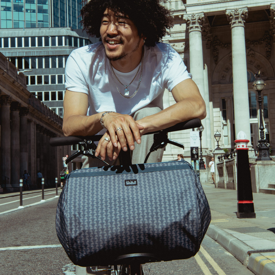 Die Brompton Korbtasche designt von Liberty Fabrics ist an einem Brompton angebracht.