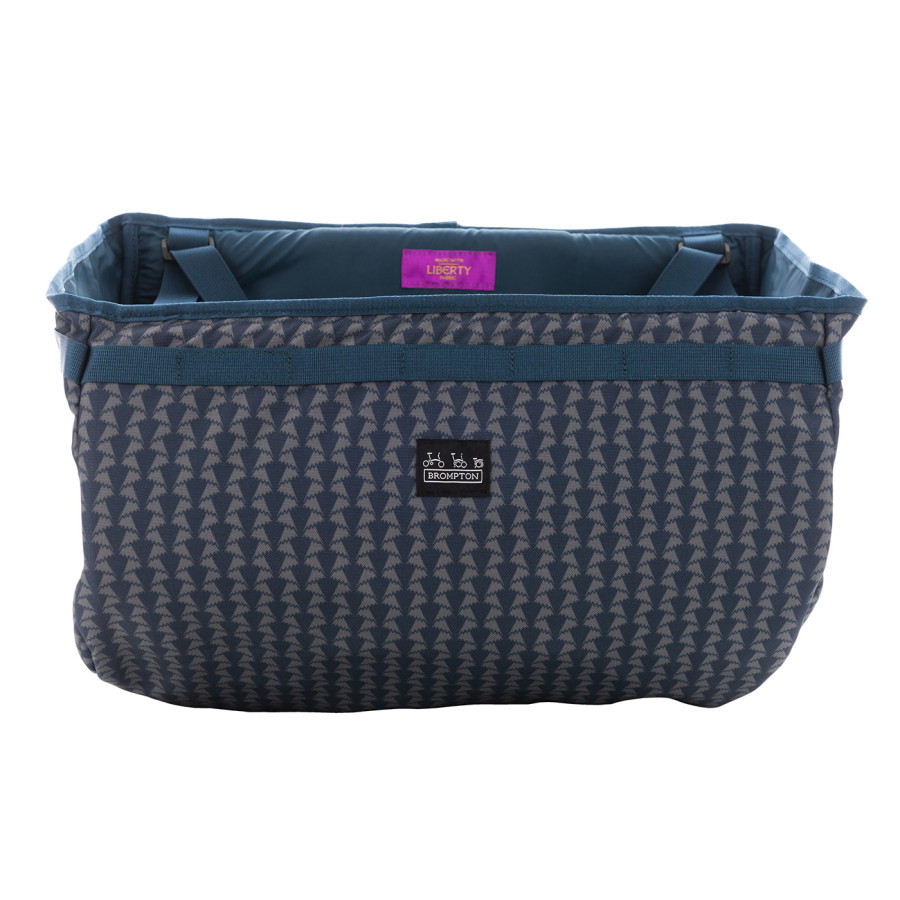 Die Brompton Basket Bag aus dem Stoff Jonathan von Liberty Fabric ist von vorne als Freisteller abgebildet.
