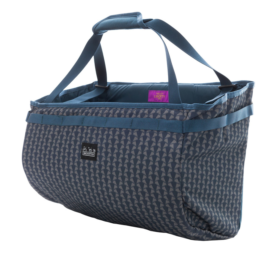 Die Brompton Basket Bag aus dem Stoff Jonathan von Liberty Fabric ist seitlich als Freisteller abgebildet.