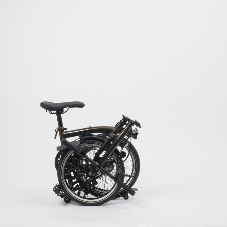 Eingefaltetes Faltrad Brompton S6LD Black-Edition Black Lacquer vor weißem Hintergrund