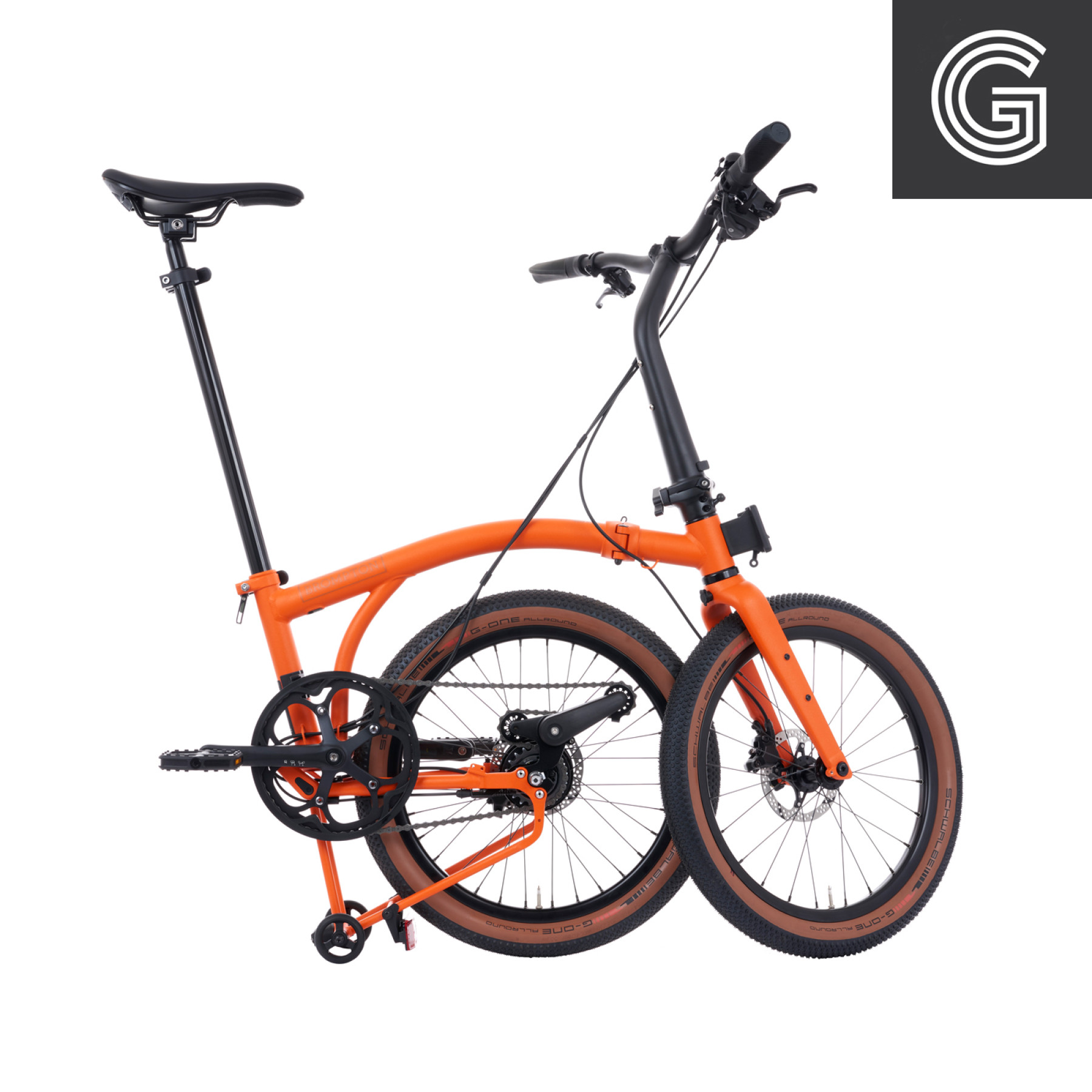 Brompton G Line Adventure Orange Medium. Aufnahme des Faltrades mit gefaltetem Hinterbau. Bild 04.