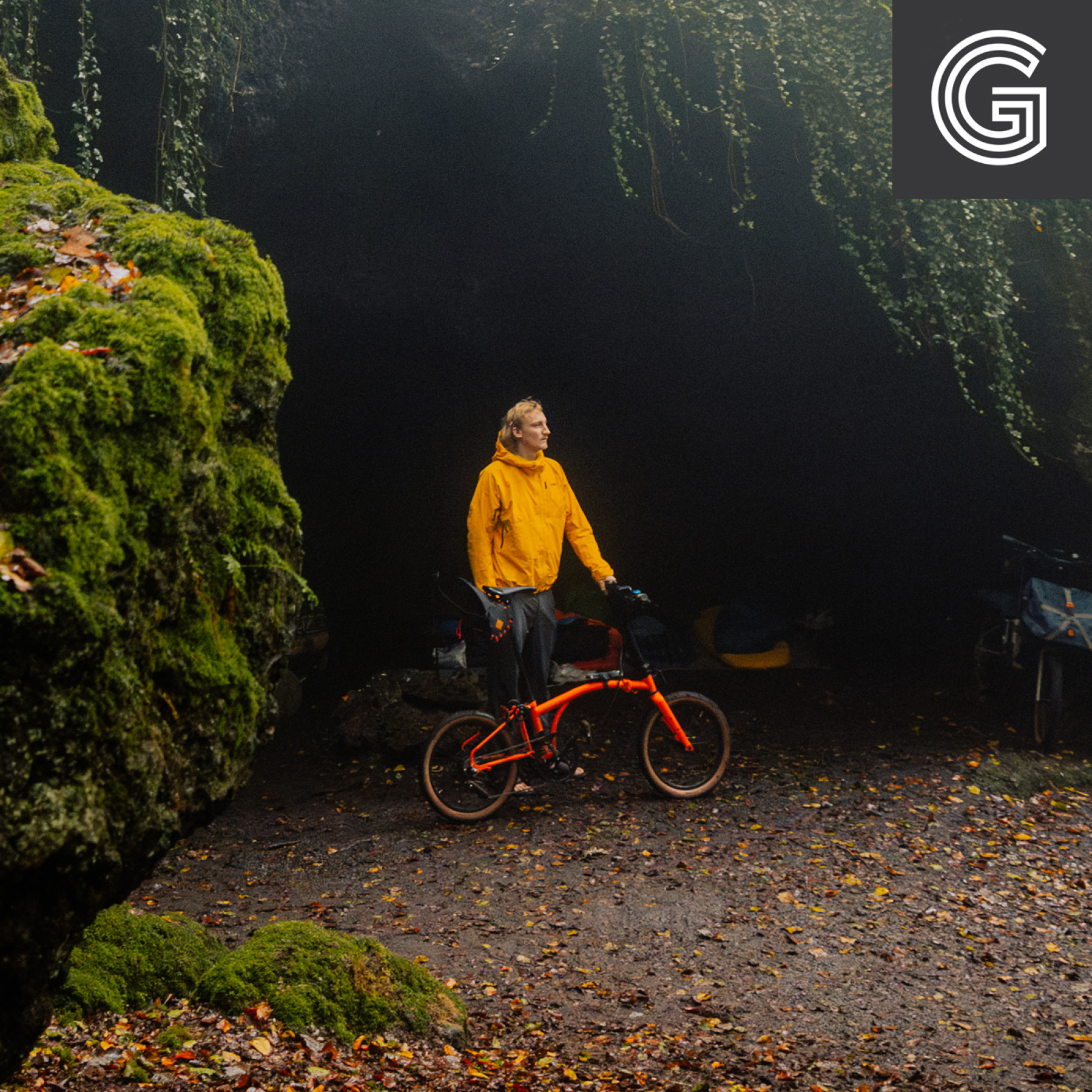 Brompton G Line Adventure Orange Medium. Imagebild im Wald 06.