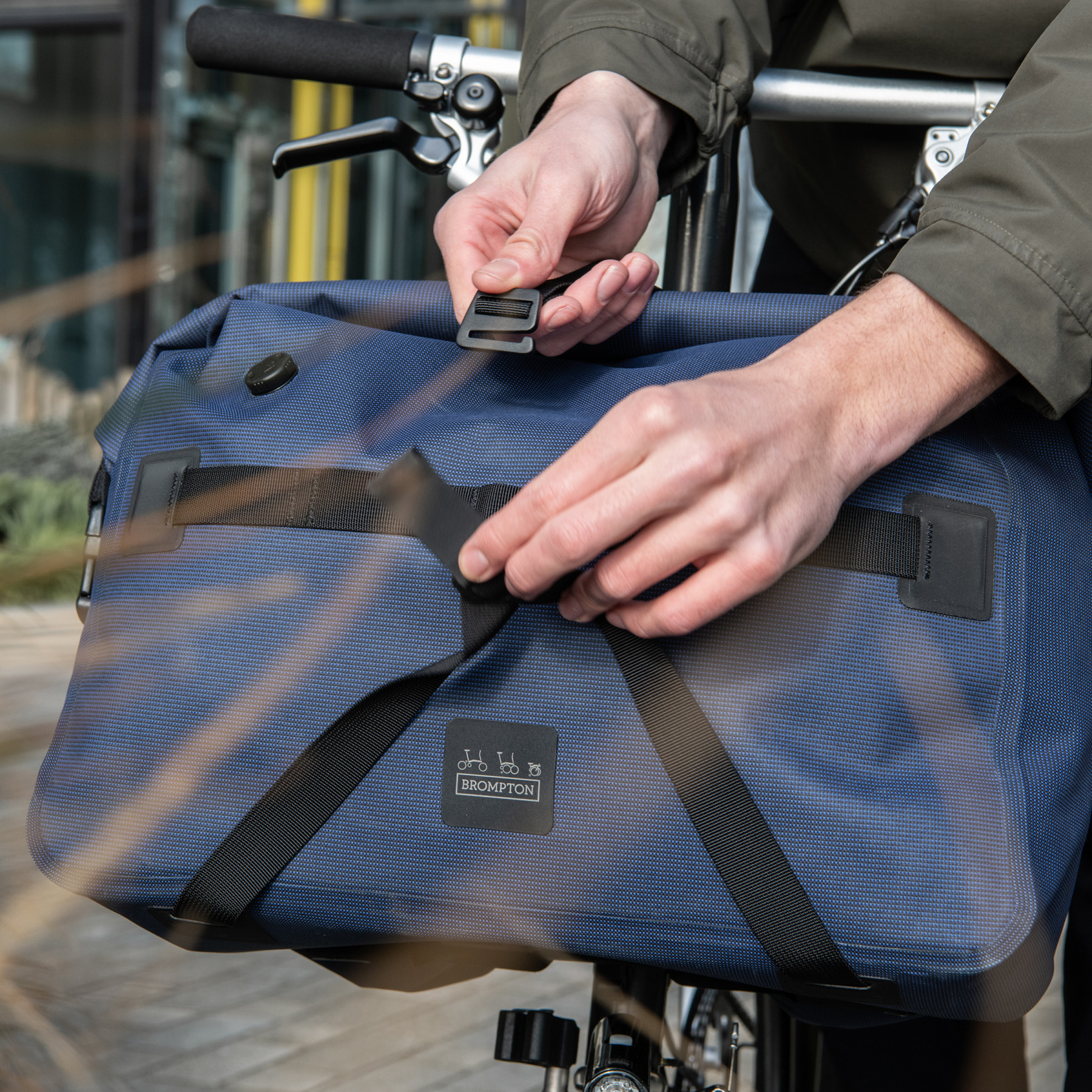 Wasserfest Brompton Tasche Borough Roll Top Bag in navy blau, Foto 03