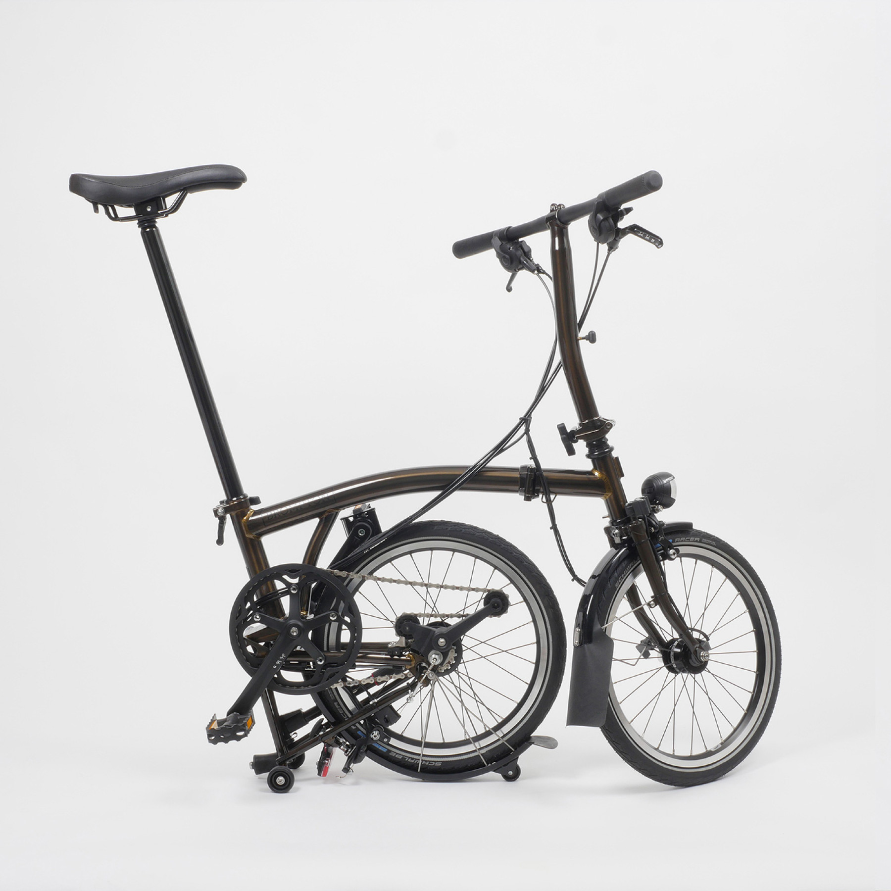 Faltrad Brompton S6LD Black-Edition Black Lacquer als Freisteller mit eingefaltetem Hinterrad