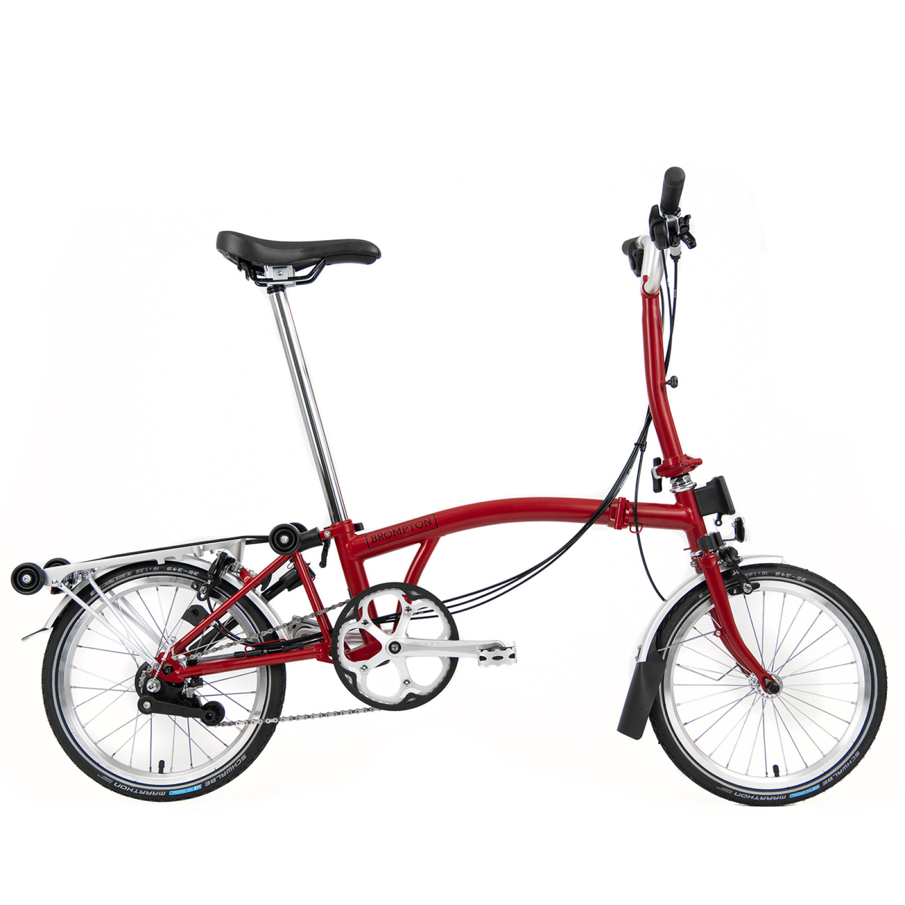 Der Freisteller eines Brompton Faltrades in House Red mit Gepäckträger ist von der Seite vor weißem Hintergrund abgebildet.