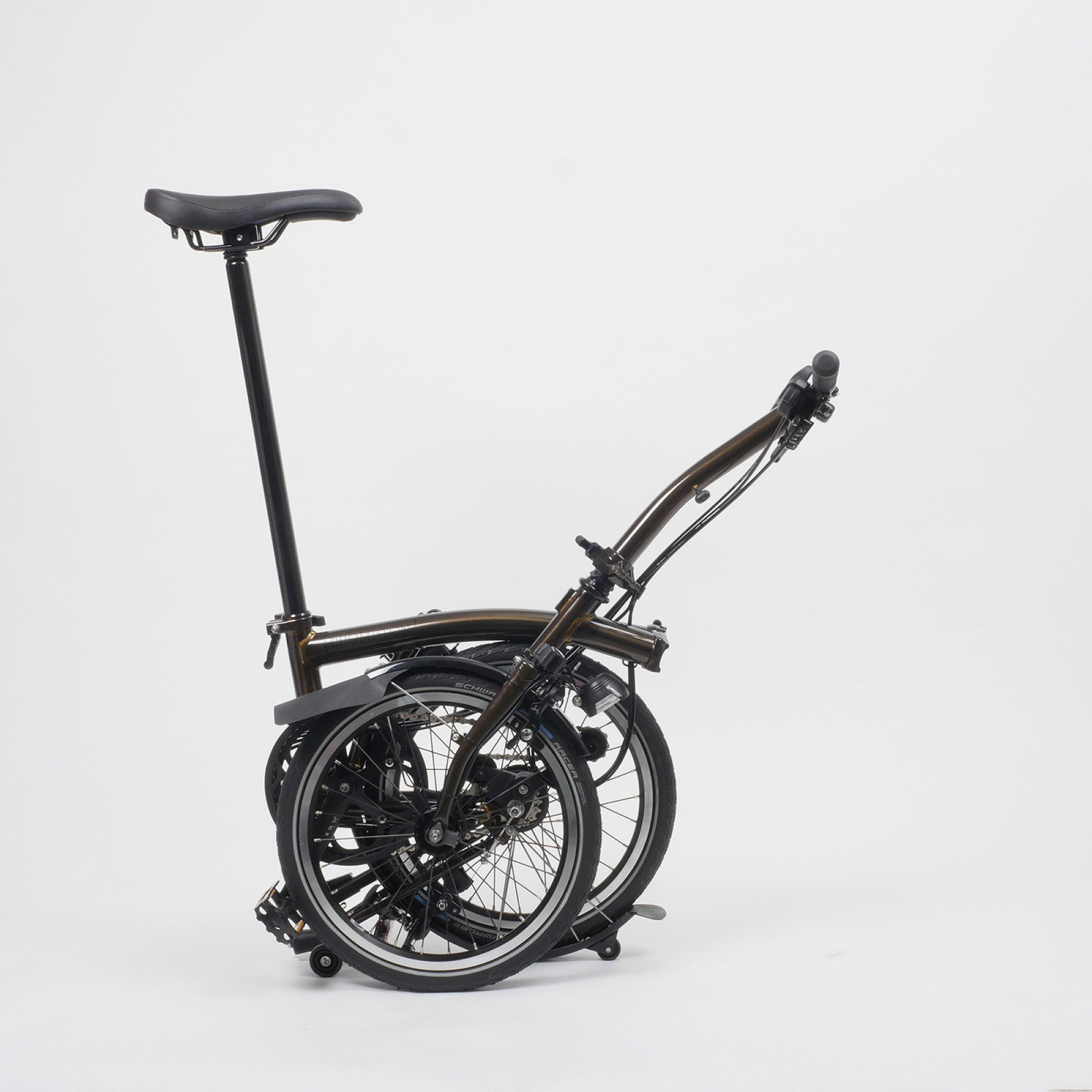 Faltrad Brompton S6LD Black-Edition Black Lacquer als Freisteller mit eingefaltetem Hinterrad als Freisteller mit eingefaltetem Hinter- und Vorderrad