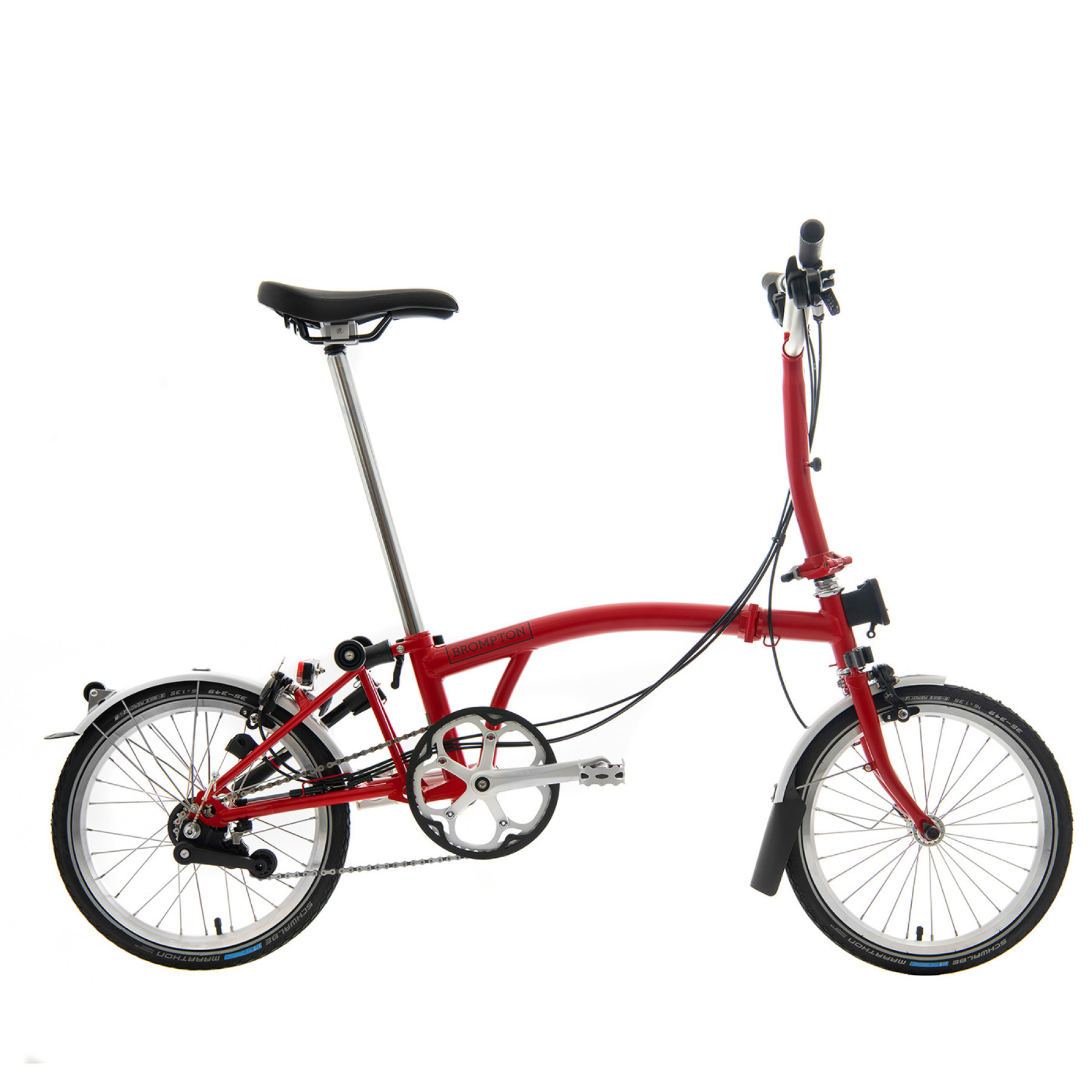 Der Freisteller eines Brompton Faltrades in House Red ist von der Seite vor weißem Hintergrund abgebildet.