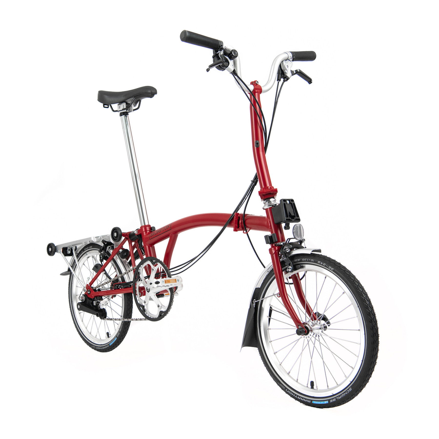 Der Freisteller eines roten Brompton Faltrades mit Gepäckträger ist seitlich von vorne zu sehen.