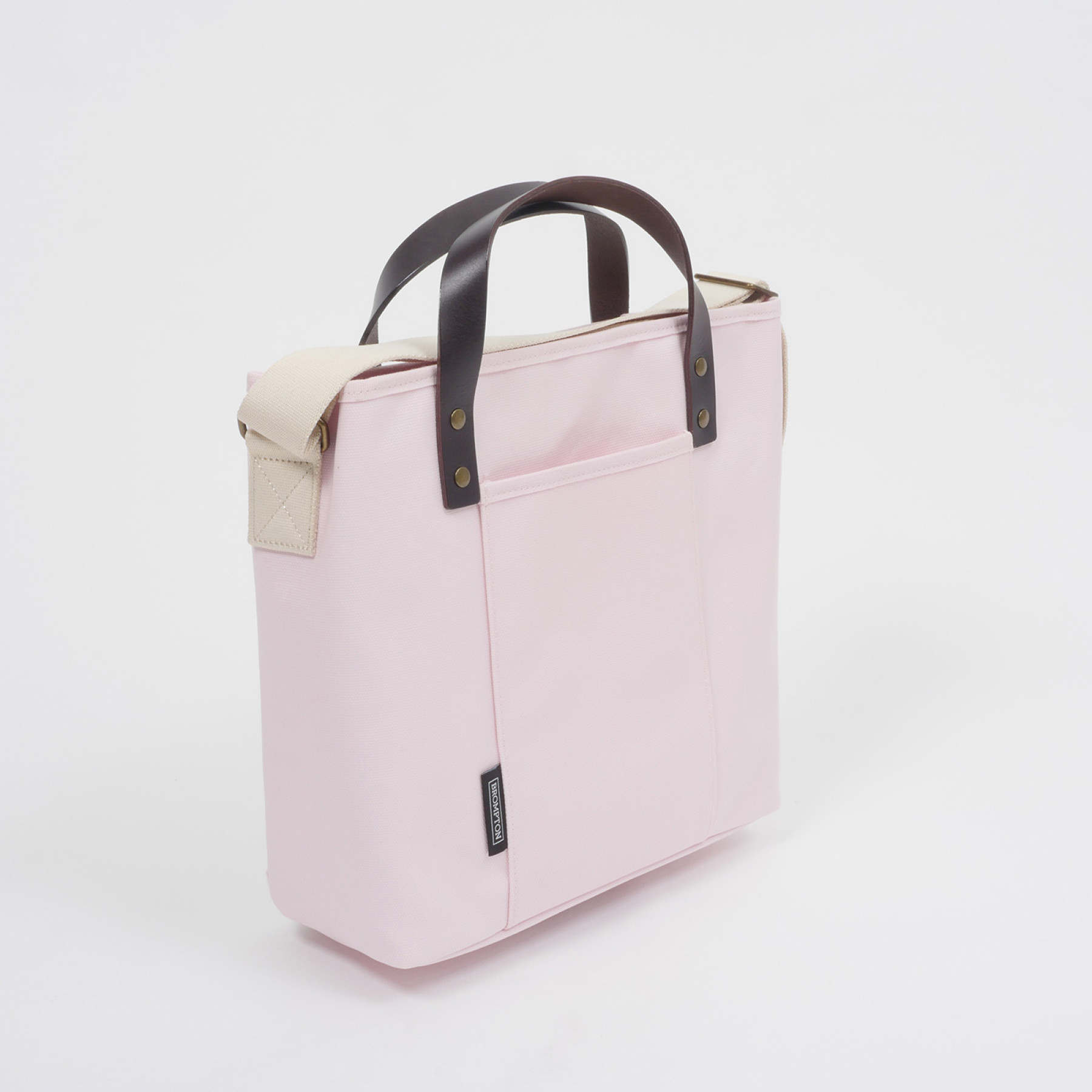 Freisteller einer Brompton Tote Bag in Rosa schräg von vorne