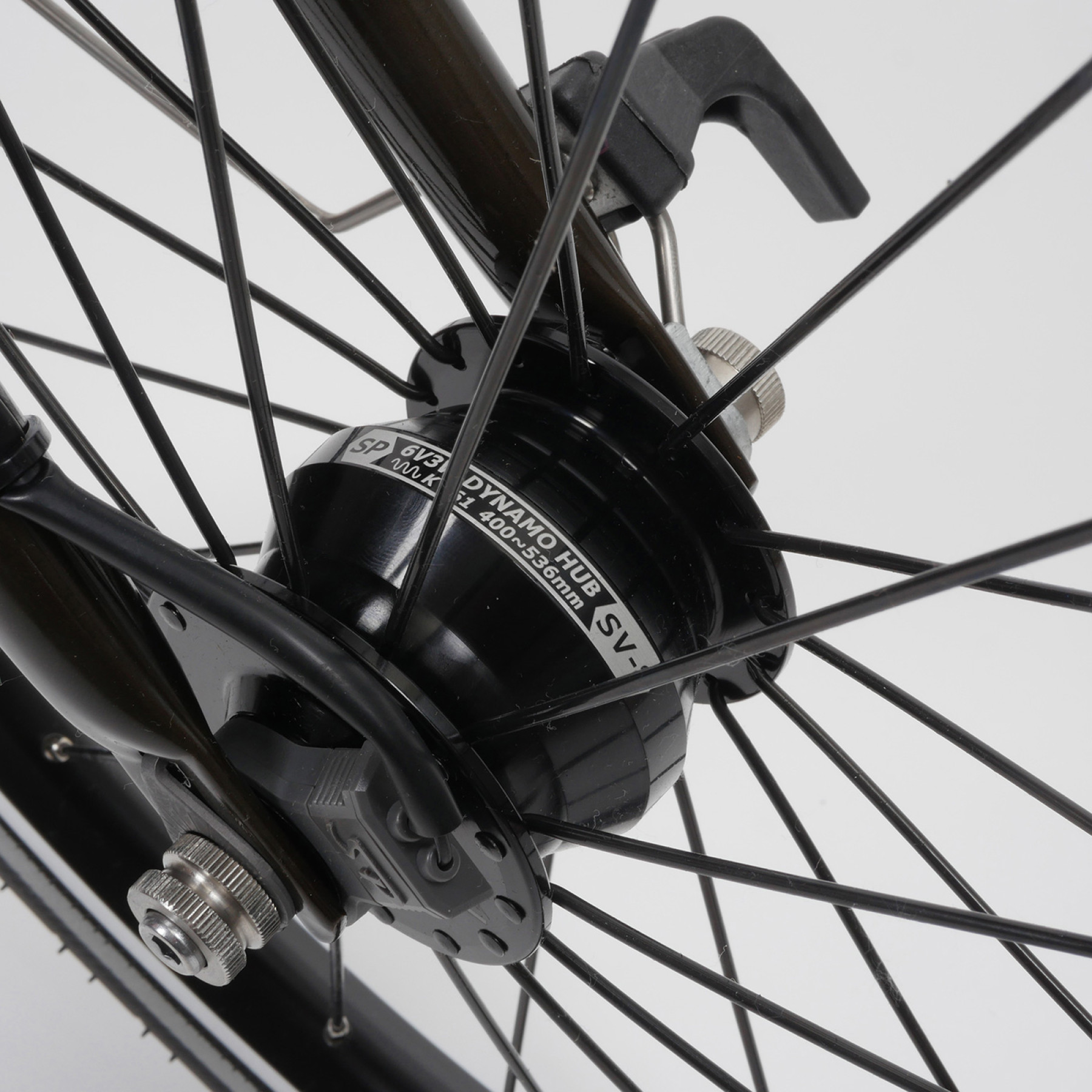 Brompton Faltrad S6LD Black-Edition Black Lacquer Freisteller mit Zoom auf den Shutter Precision Nabendynamo