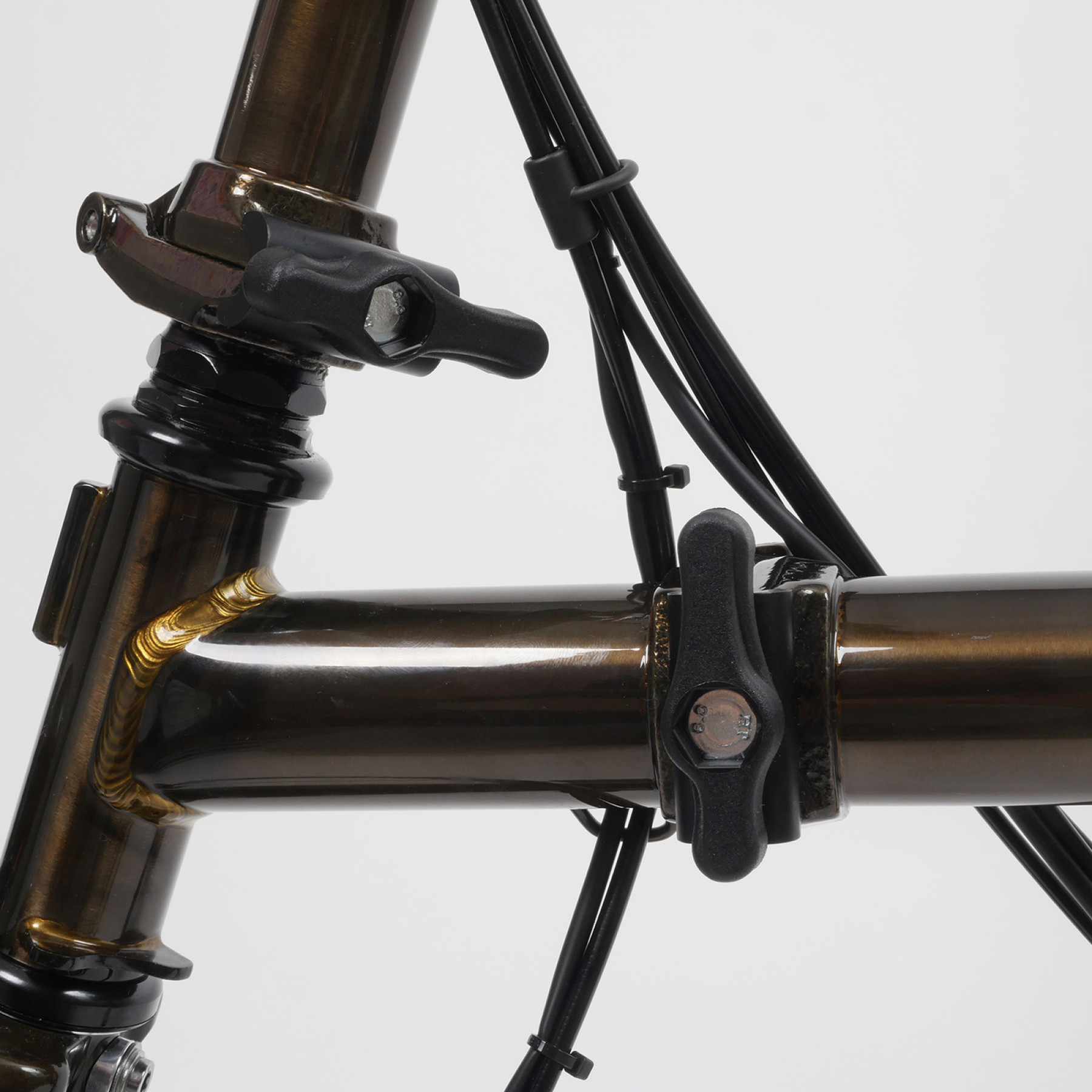 Abbildung Brompton Faltrad S6LD Black-Edition Black Lacquer mit Fokus auf die Hinge Clamp Lever am Rahmen