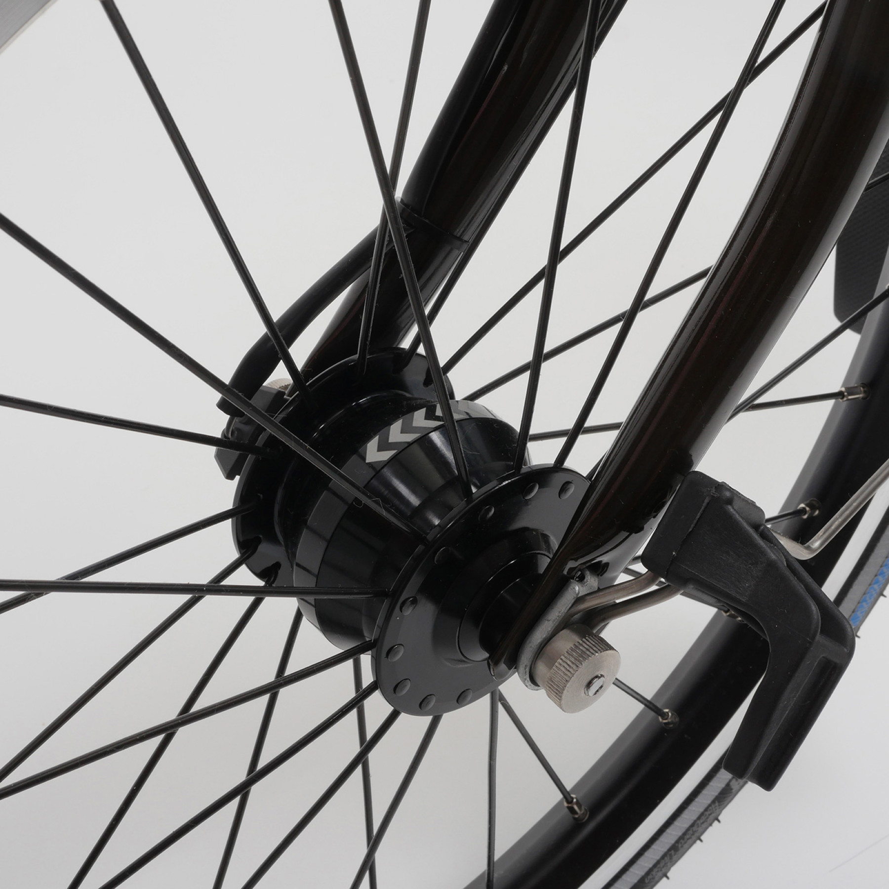 Abbildung Brompton Faltrad S6LD Black-Edition Black Lacquer mit Fokus auf die Hinge Clamp Lever am Rahmen