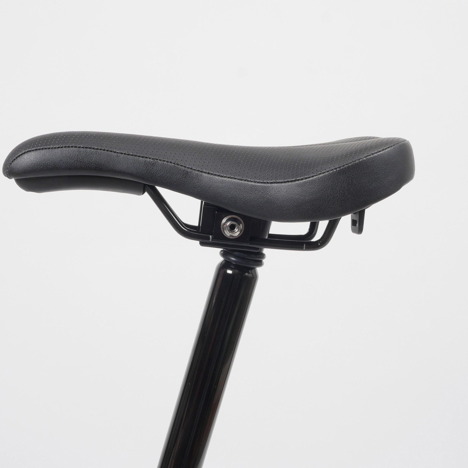 Nahaufnahme eines Brompton Faltradsattels, seitliche Ansicht