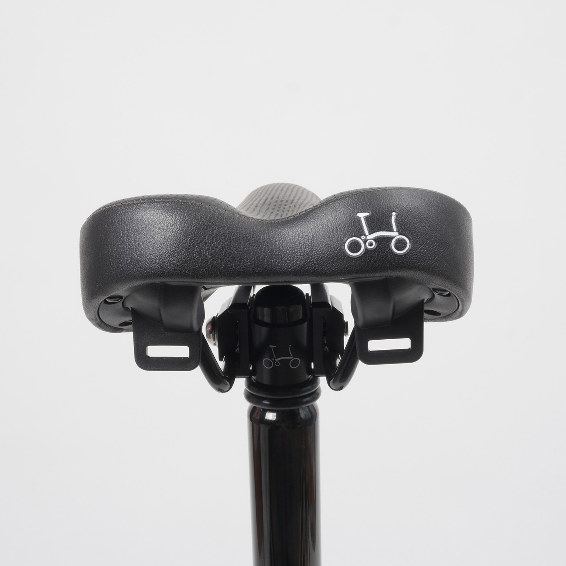 Nahaufnahme eines Brompton Faltradsattels von hinten