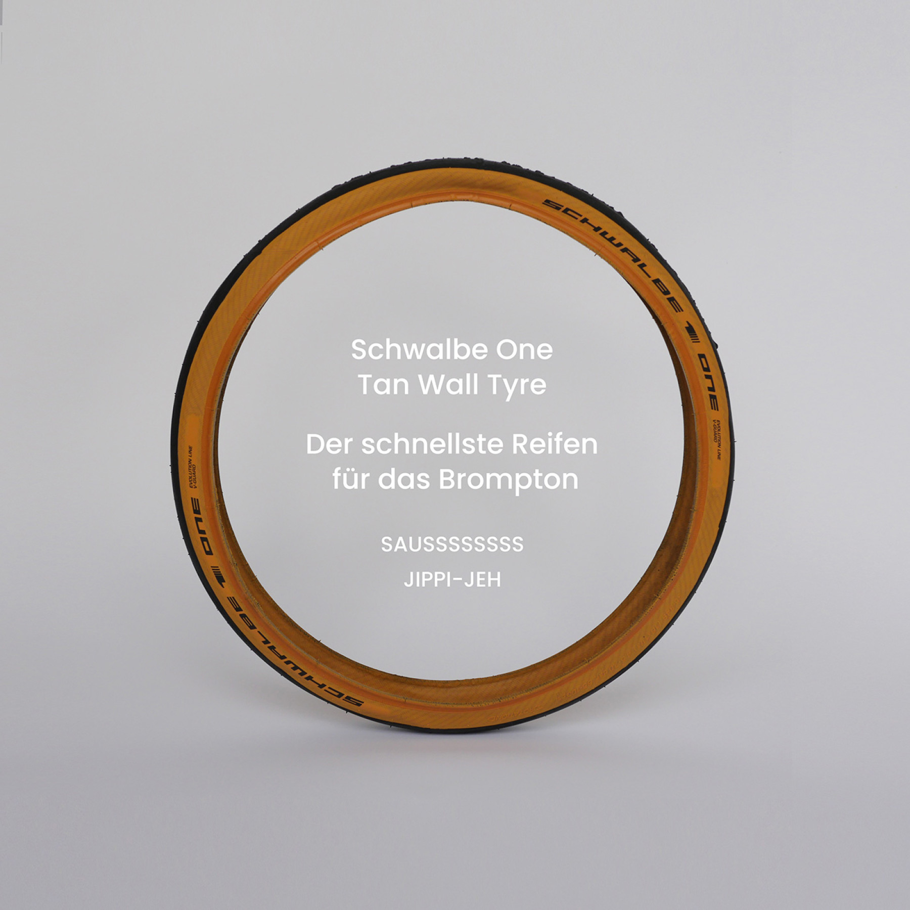 Ein Schwalbe Tan Wall Tyre ist als Freisteller auf hellem Hintergrund abgelichtet.