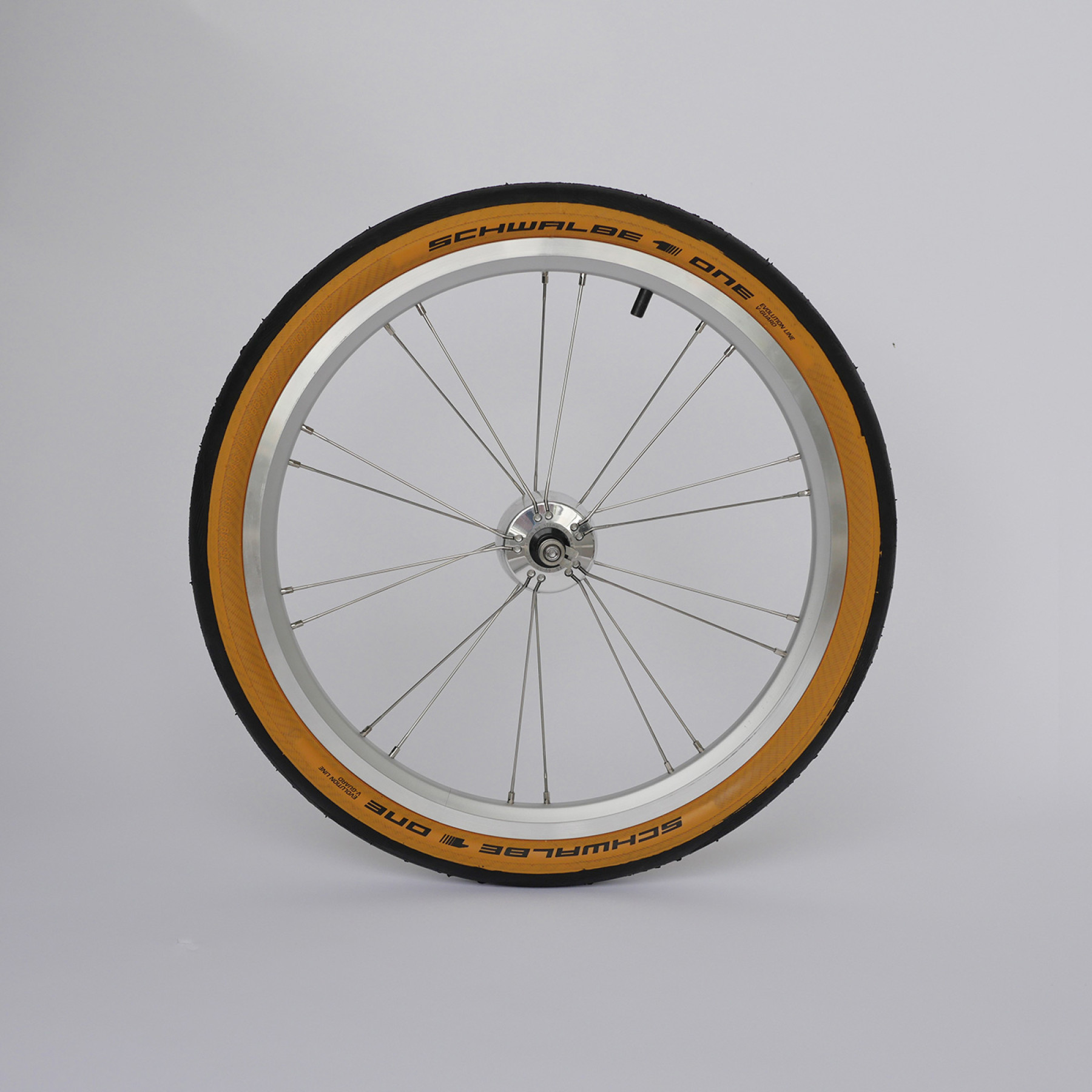 Ein auf einem Rad aufgezogener Schwalbe Tan Wall Tyre ist als Freisteller auf hellem Hintergrund abgebildet.
