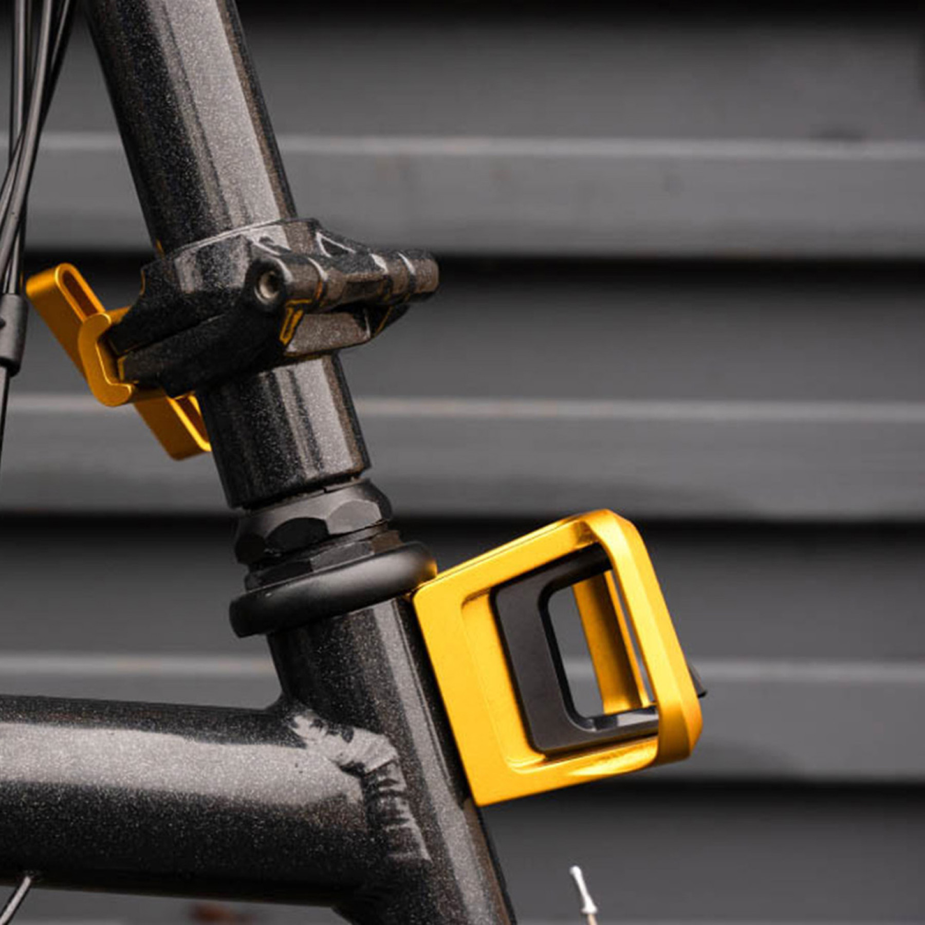 Das ultimative Upgrade für dein Brompton Faltrad, der Brompton Trägerblock in Gold, Bild 01