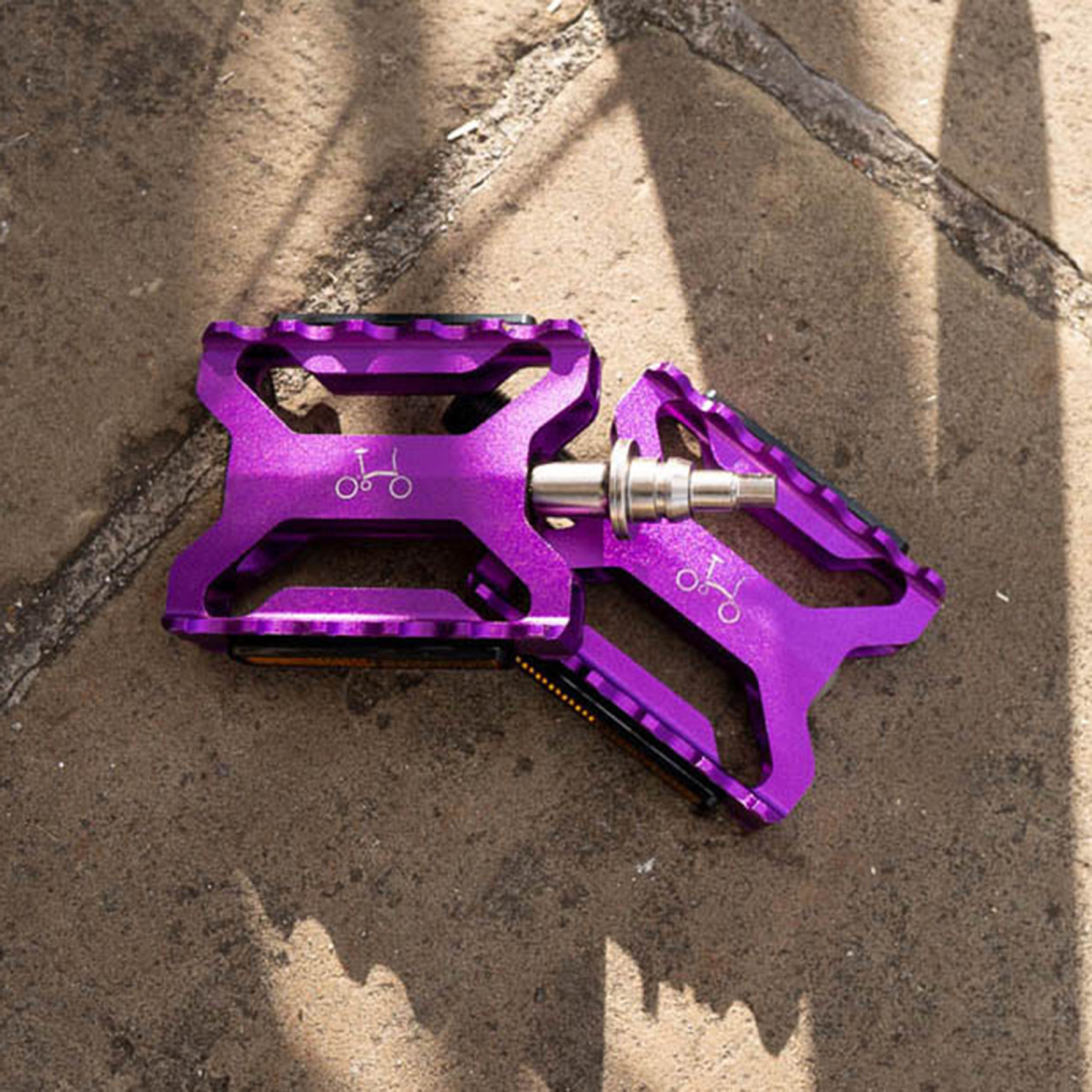 Brompton ColourLab Superlight Pedalen, in Purple, Bild 03