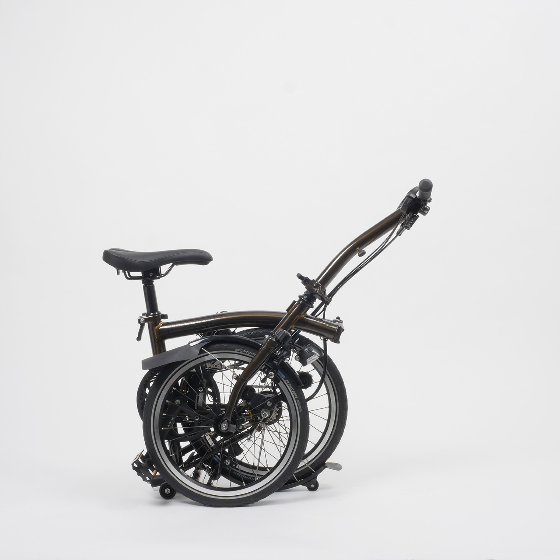 Faltrad Brompton S6LD Black-Edition Black Lacquer als Freisteller mit eingefaltetem Hinter- und Vorderrad und nach unten gestellten Sattel