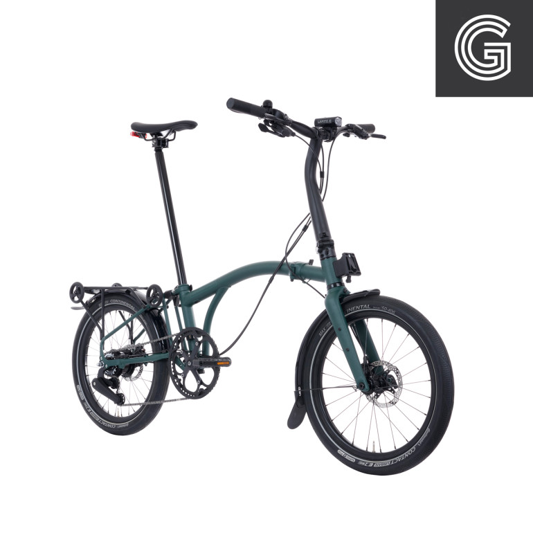 Brompton G Line Forest Green. Faltrad aufgenommen von schräg vorne, Bild 01.