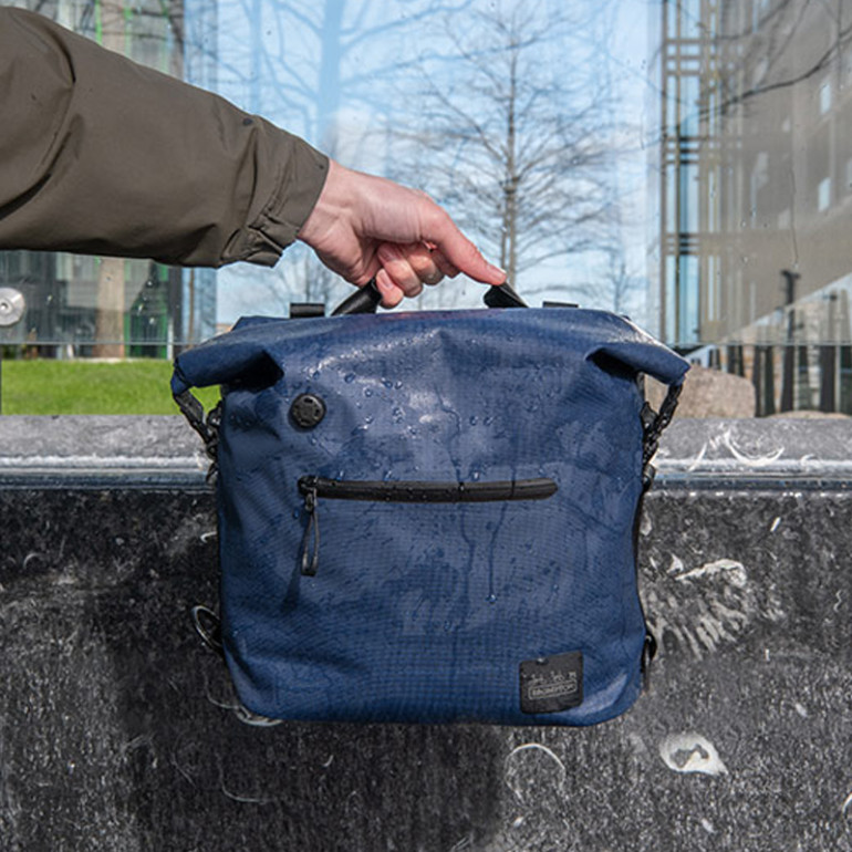 Kleine wasserdichte Brompton Tasche Borough Bag Navy Small.